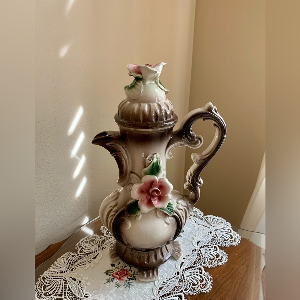 LN VINTAGE BEAUTIFUL COLLECTIBLE PITCHER MADE IN ITALY. CERTIFICATE INCLUDED.